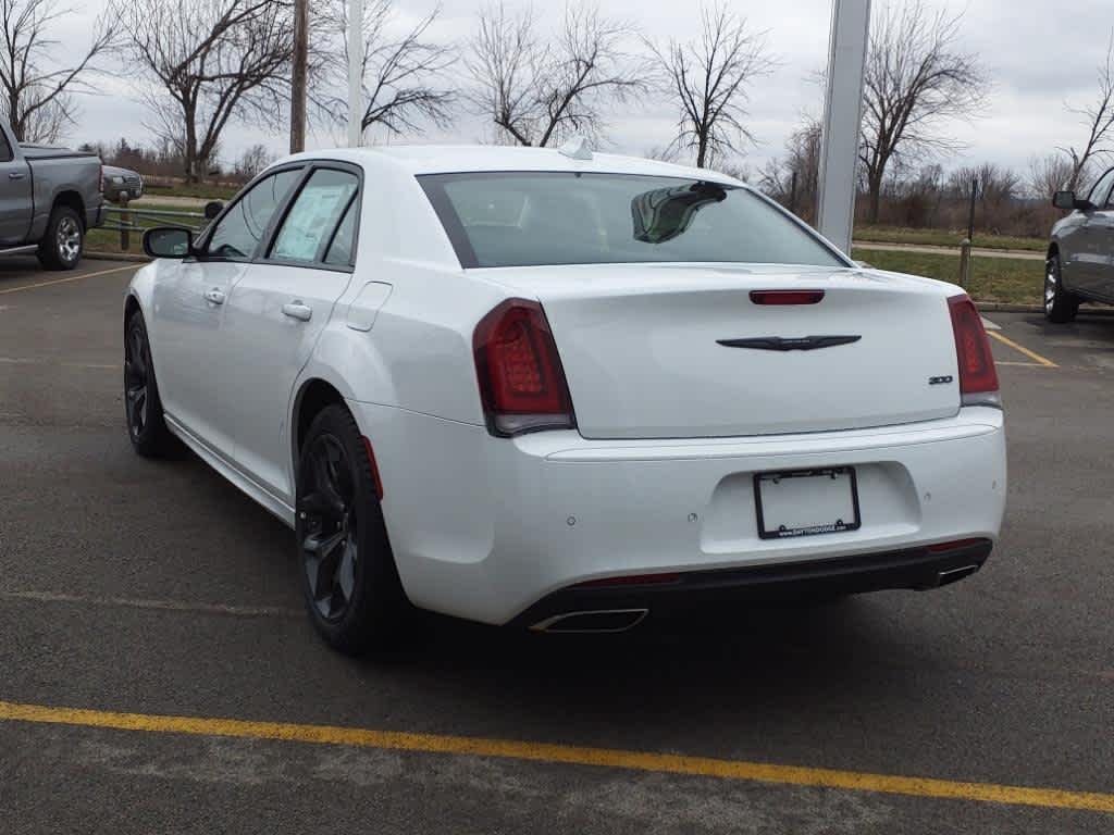 Vehicle image 8 of 21