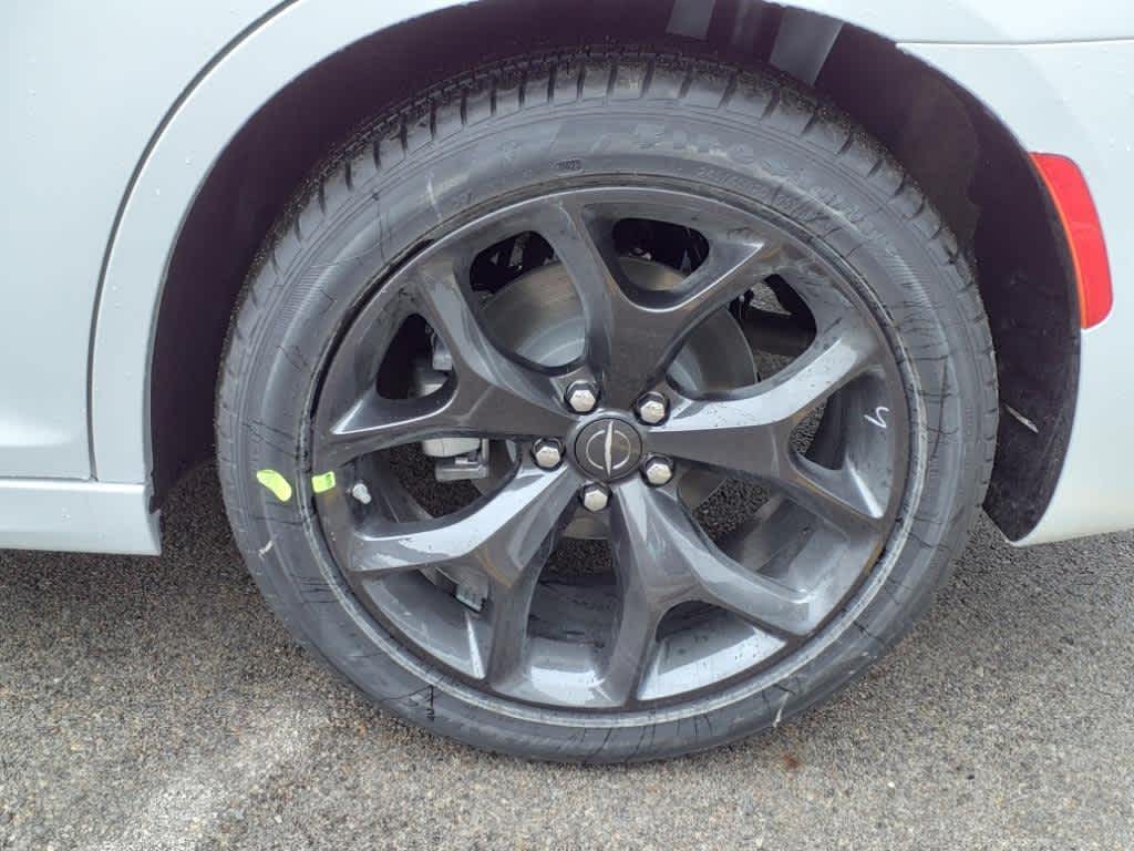 Vehicle image 15 of 21
