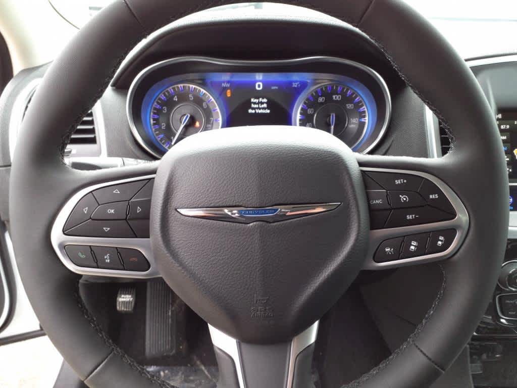 Vehicle image 17 of 21