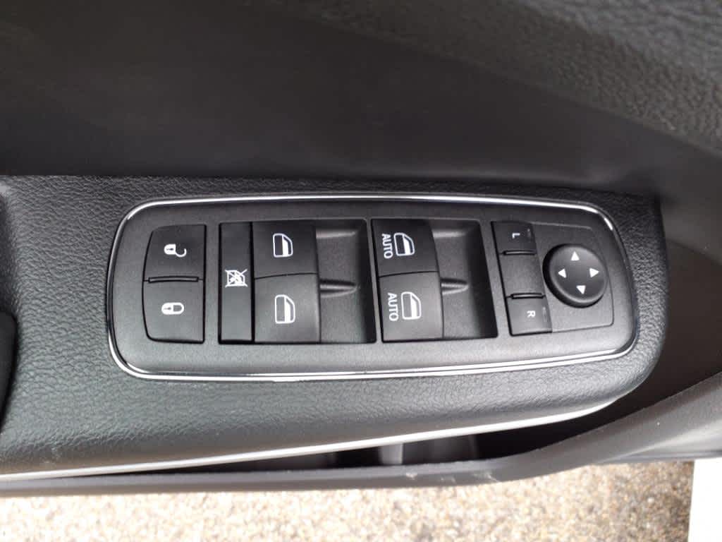 Vehicle image 14 of 21