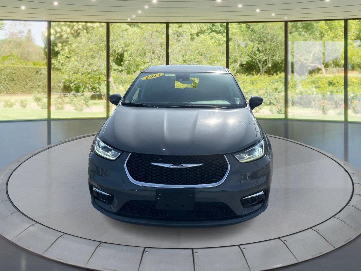 2023 Chrysler Pacifica Hybrid Touring L Image 2 of 21