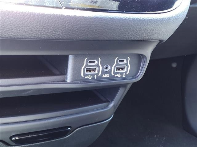 2023 Chrysler Pacifica Hybrid Touring L Image 11 of 34