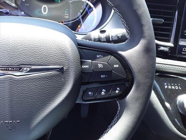 2023 Chrysler Pacifica Hybrid Touring L Image 17 of 34