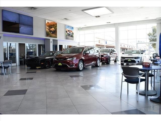 2023 Chrysler Pacifica Hybrid Touring L Image 2 of 34