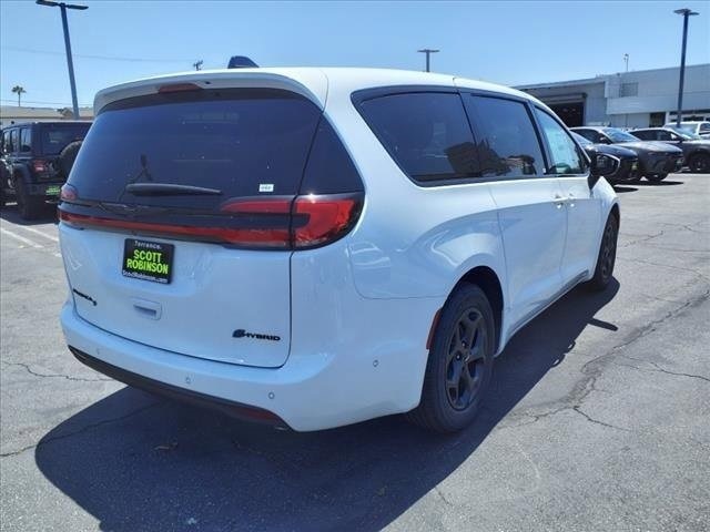 2023 Chrysler Pacifica Hybrid Touring L Image 4 of 34