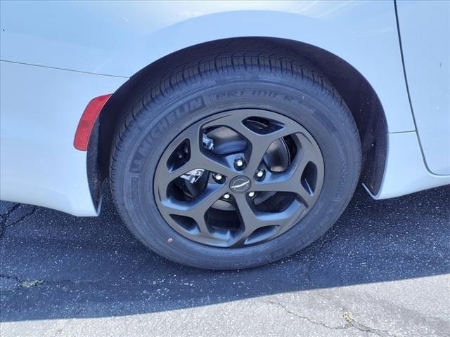 2023 Chrysler Pacifica Hybrid Touring L Image 24 of 34