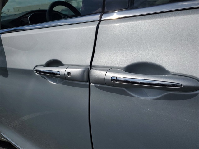 Vehicle image 20 of 34