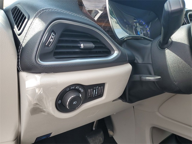 Vehicle image 25 of 34