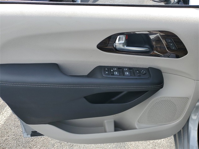 Vehicle image 24 of 34