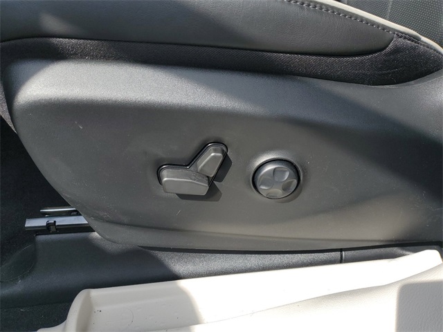 Vehicle image 23 of 34