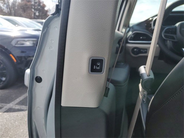 Vehicle image 19 of 34