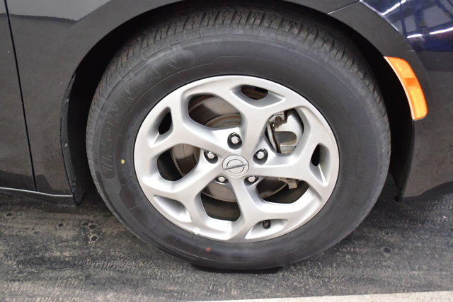 2023 Chrysler Pacifica Limited Image 9 of 36