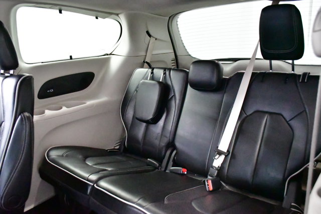 2023 Chrysler Pacifica Limited Image 13 of 36