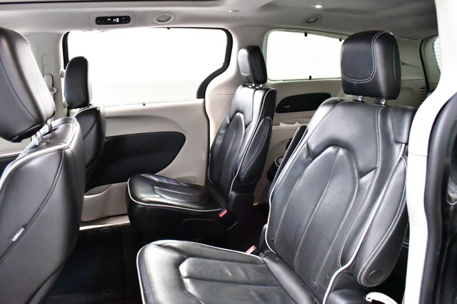 2023 Chrysler Pacifica Limited Image 14 of 36