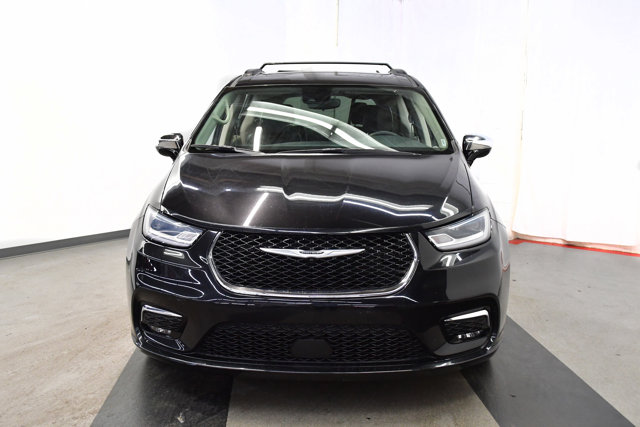 2023 Chrysler Pacifica Limited Image 2 of 36