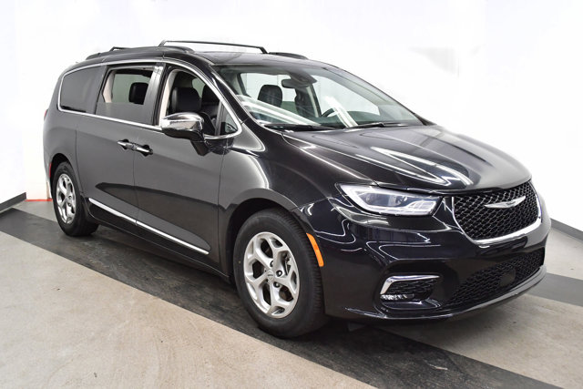 2023 Chrysler Pacifica Limited Image 4 of 36