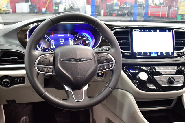 2023 Chrysler Pacifica Limited Image 17 of 36