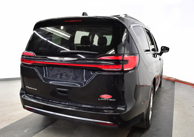 2023 Chrysler Pacifica Limited Image 5 of 36