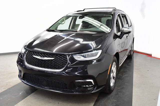 2023 Chrysler Pacifica Limited Image 1 of 36