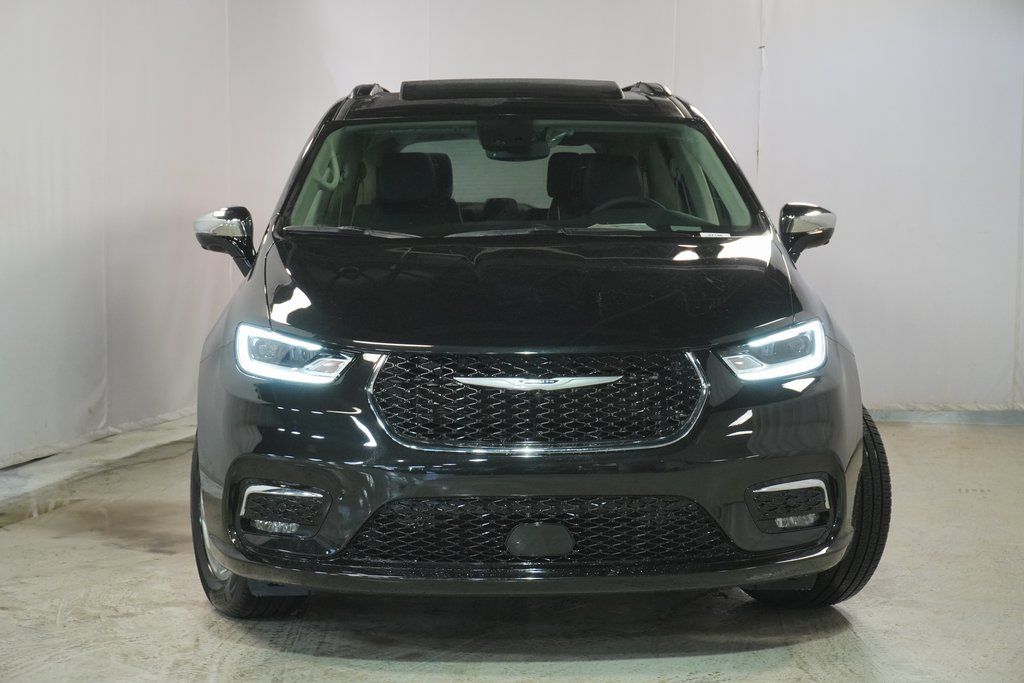 2023 Chrysler Pacifica Limited Image 3 of 40