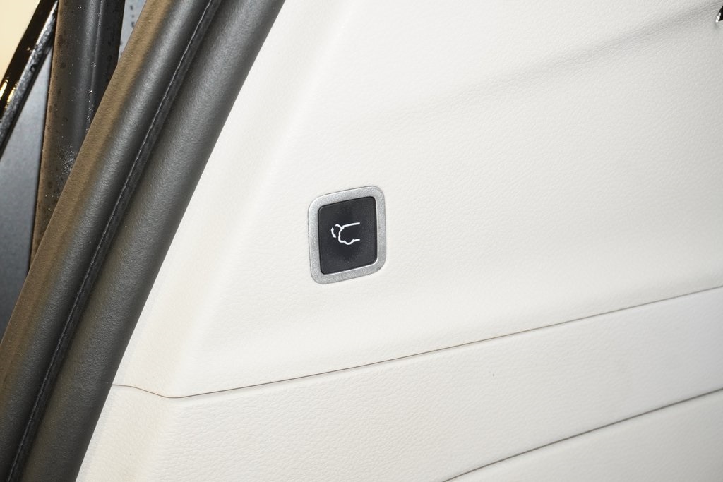 Vehicle image 33 of 40