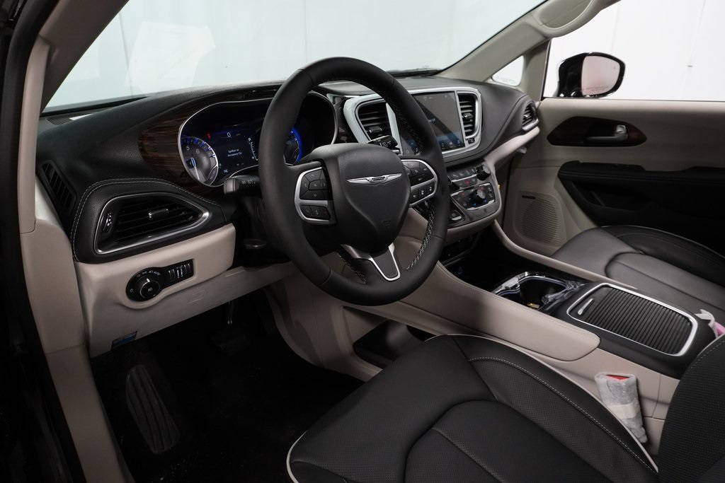 Vehicle image 16 of 40