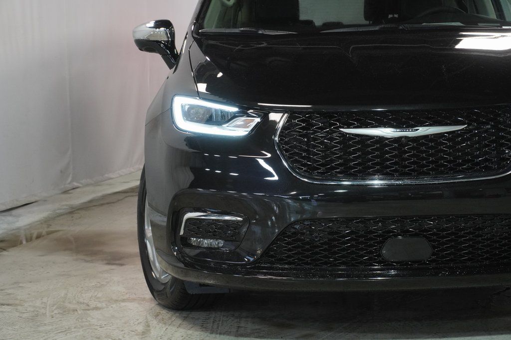 2023 Chrysler Pacifica Limited Image 2 of 40