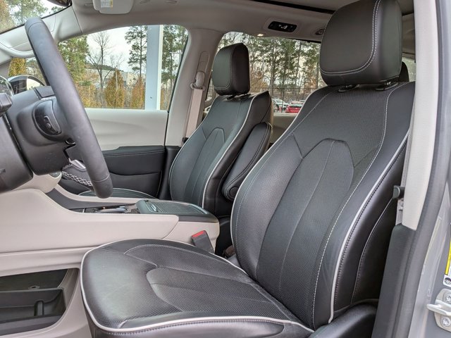 2023 Chrysler Pacifica Limited Image 10 of 23