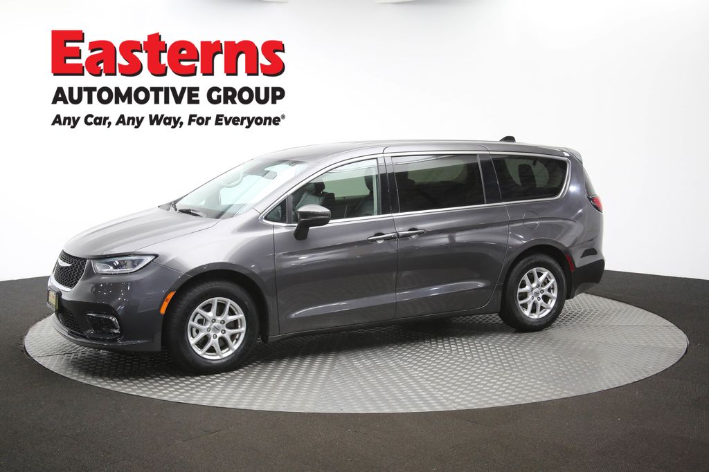 2023 Chrysler Pacifica Touring-L Image 2 of 66