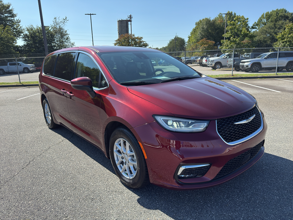 2023 Chrysler Pacifica Touring-L Image 2 of 30