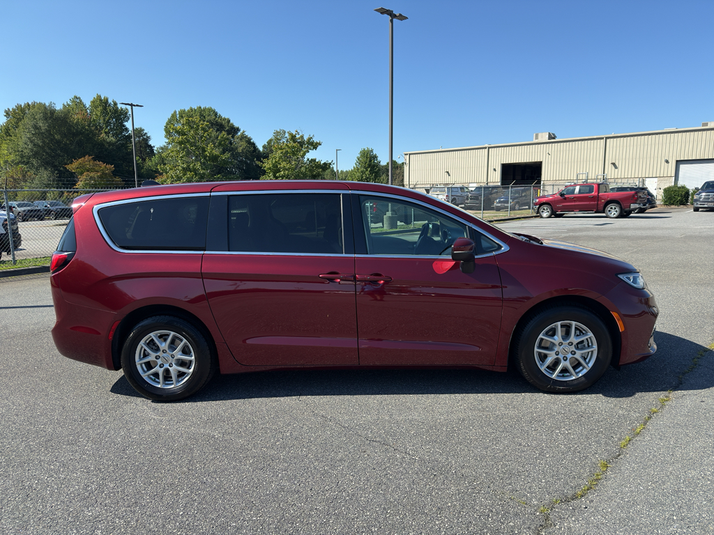 2023 Chrysler Pacifica Touring-L Image 3 of 30