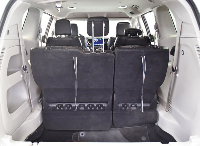 2023 Chrysler Pacifica Touring-L Image 12 of 35