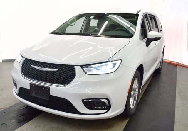 2023 Chrysler Pacifica Touring-L Image 1 of 35