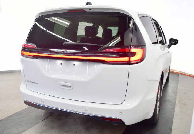 2023 Chrysler Pacifica Touring-L Image 5 of 35