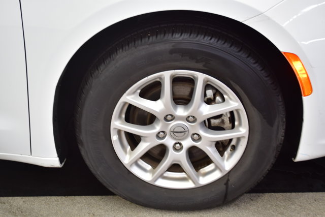 2023 Chrysler Pacifica Touring-L Image 9 of 35