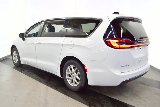2023 Chrysler Pacifica Touring-L Image 7 of 35