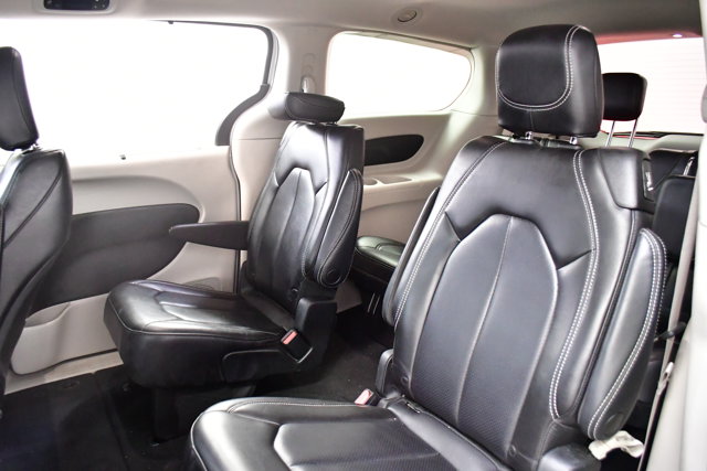 2023 Chrysler Pacifica Touring-L Image 13 of 35