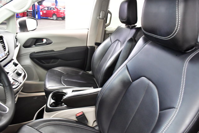 2023 Chrysler Pacifica Touring-L Image 15 of 35