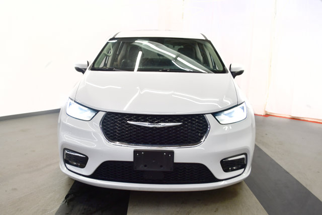 2023 Chrysler Pacifica Touring-L Image 2 of 35