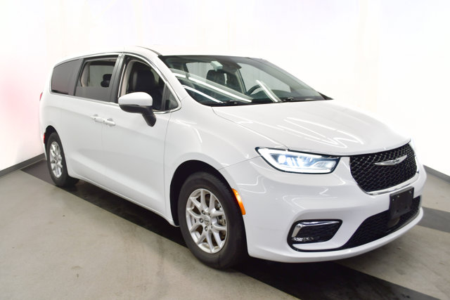 2023 Chrysler Pacifica Touring-L Image 3 of 35