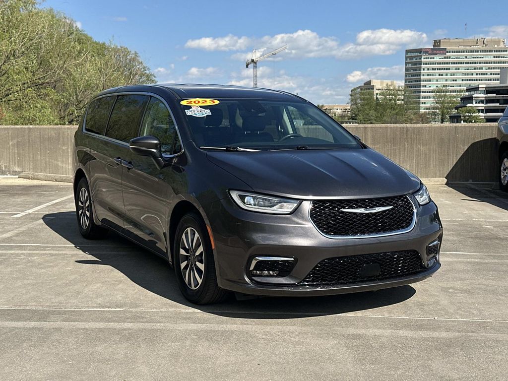 2023 Chrysler Pacifica Hybrid Touring L Image 3 of 31
