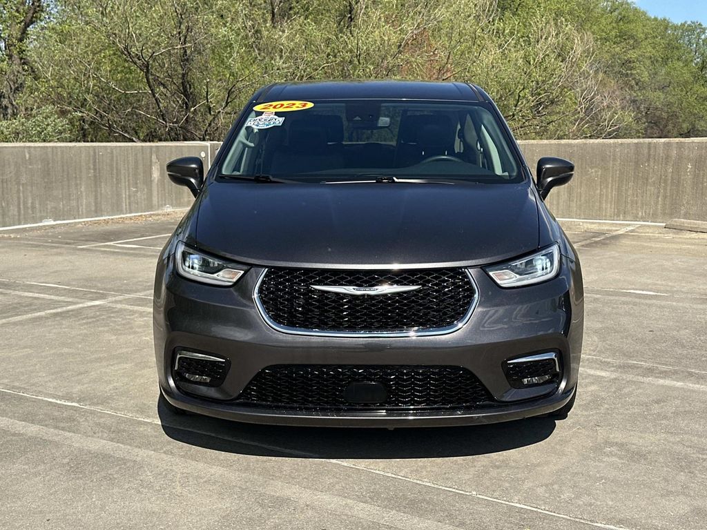 2023 Chrysler Pacifica Hybrid Touring L Image 2 of 31