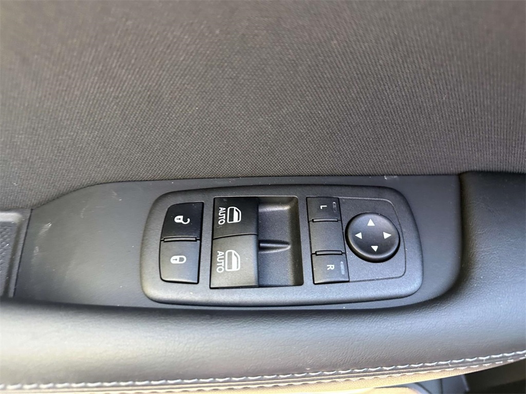 Vehicle image 19 of 28