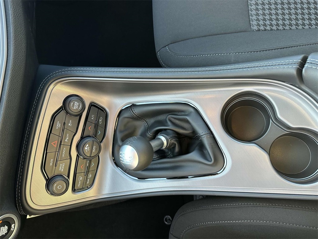 Vehicle image 15 of 28