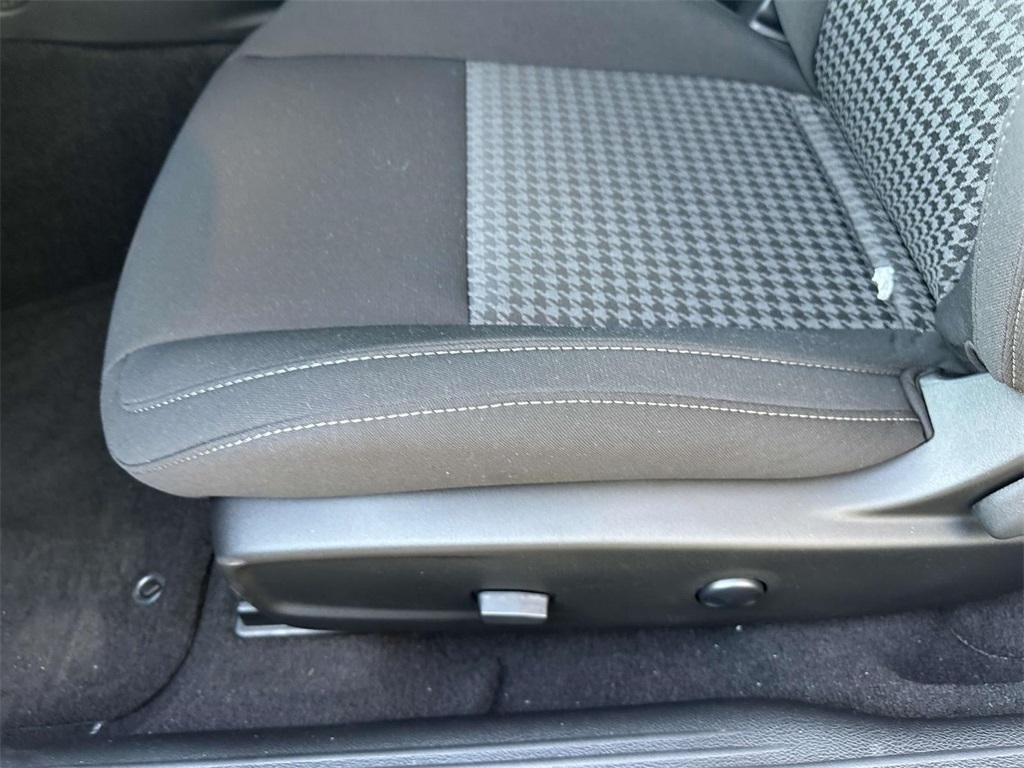 Vehicle image 20 of 28