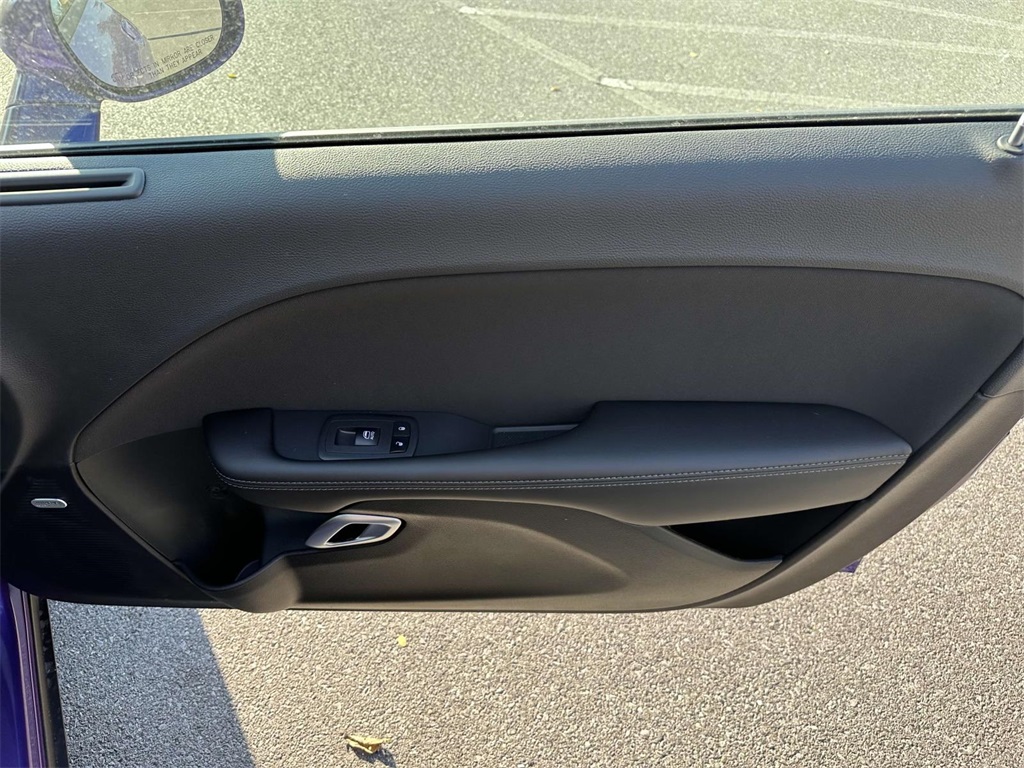 Vehicle image 18 of 28