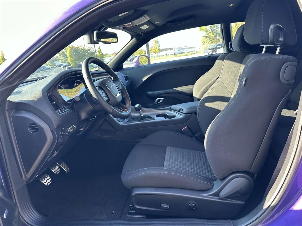 Vehicle image 24 of 28