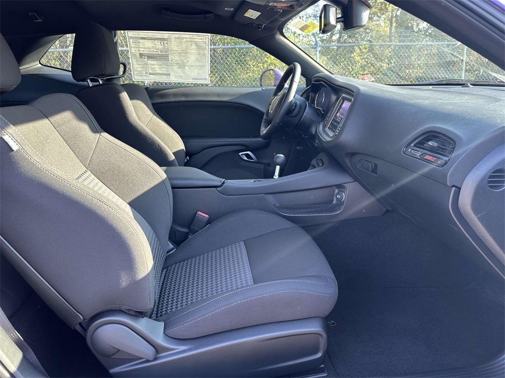 Vehicle image 10 of 28