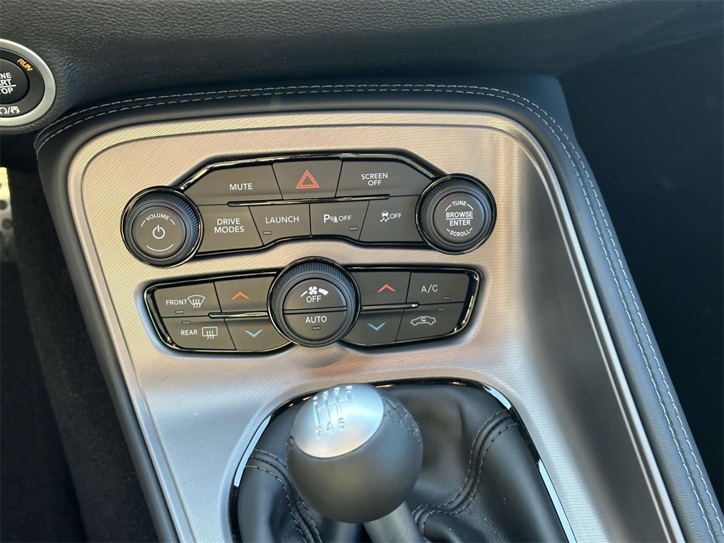 Vehicle image 25 of 28