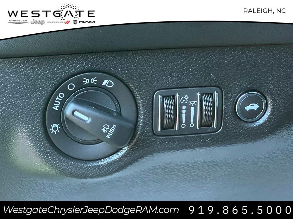 Vehicle image 14 of 28